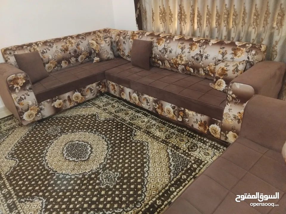 طقم كورنر بحاله ممتازه مع سجادة للبيع