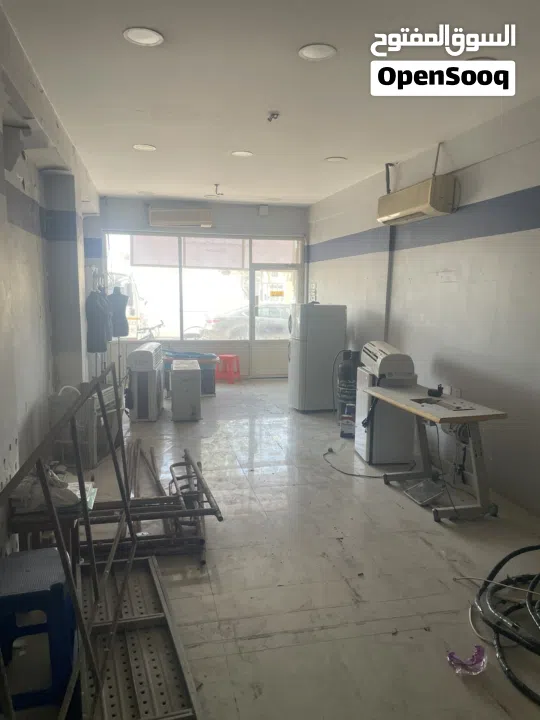 Shop For Rent in Jidhafs Maine Rood no 14  دكان للايجار في جدحفص على الشارع العام 14 في موقع مفتوح