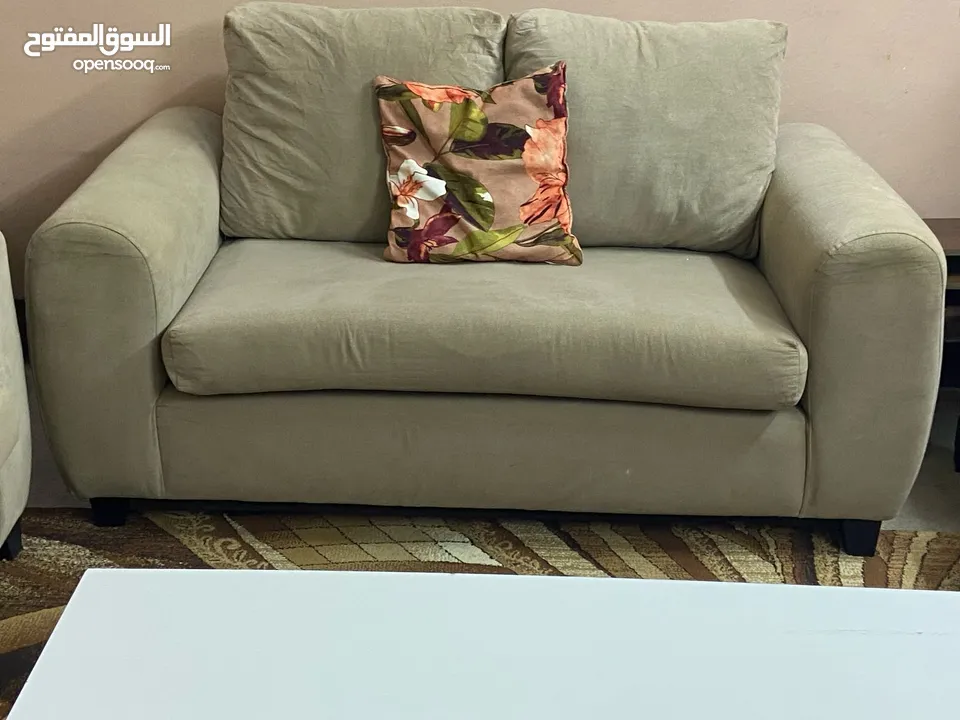 تشكيله من أطقم الكنب والكورنرات شبه الوكالة والصور واضحه بالاعلان