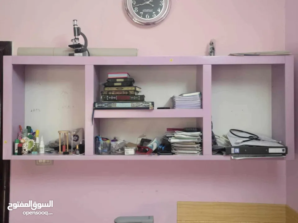 مكتب ثنائي مع رفوف معلقة