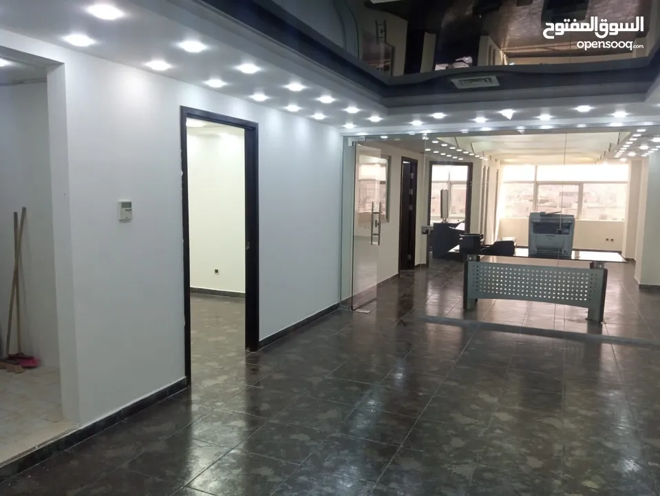 مكتب للإيجار يصلح لشركة عالمية مدوكر جاهز في مجمع الحسيني عبدالله غوشة