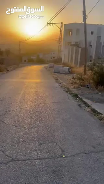ارض عليها تلات مخازن قيد الانشاء للبيع في بيت كاحل الشارع الرئيسي شارع المنتزهات
