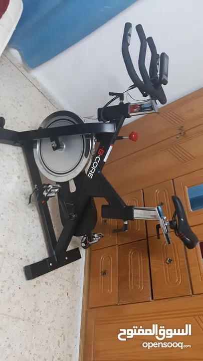 دارجه تمارين ثابته (spinning bike)مخصصة للتمارين الرياضية المنزلية. شبه جديده ونظيفة..