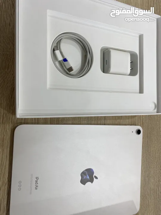 Ipad air 5 64gb  مستعمل في حالة ممتازة  جميع ملحقاته الاصلية  لون ستارلايت