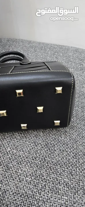 شنطة جلد طبيعي ( salvatore ferragamo calfskin thestudiocagebagsella) صناعة ايطالية
