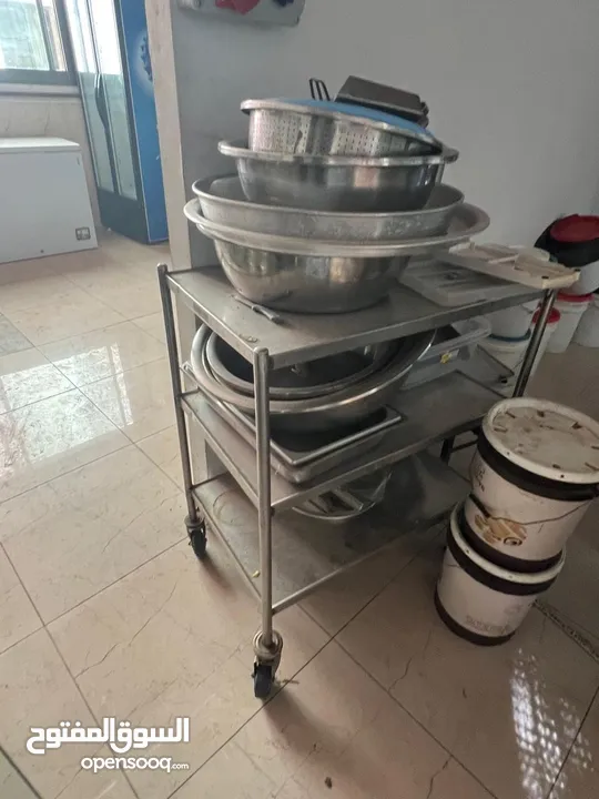 عدة مطعم وشاورما جاهزة للبيع شبه جديدة مع كفالتها