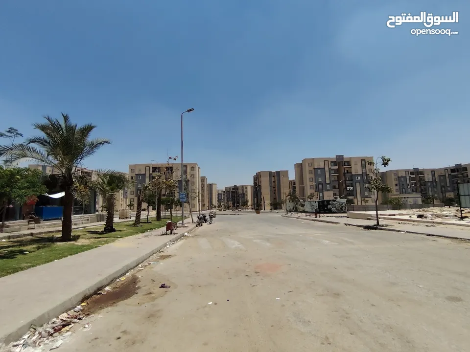 محل تجاري في منطقه 390 فدان في حداىق أكتوبر بجوار ابني بيتك السابعه و مشروع 557 عماره