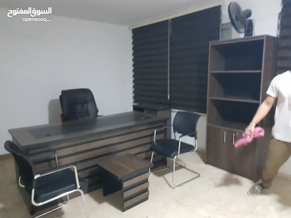 اثاث مكتب ضخم للبيع بسعر مميز