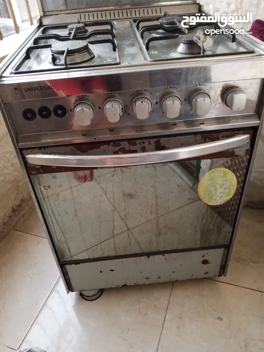 فرن غاز للبيع بحاجه لتنظيف الفالات والتلميع ..  الغاز من الكرتونه وبستعمل فيه ما تصلح ولا مره ..