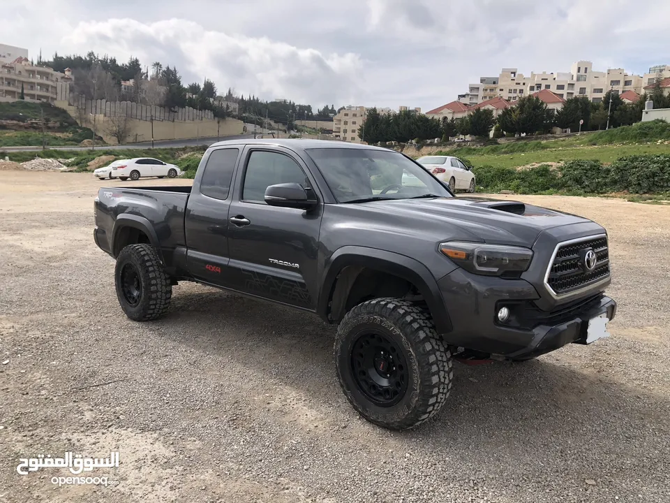 تويوتا تاكوما 2017  كابينة و نص مميز غيار عادي 4x4   بحالة ممتازة من المالك.