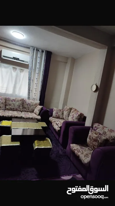 طقم كنب  و طاولة وسط و برداي و سجاد بحالة جيدة