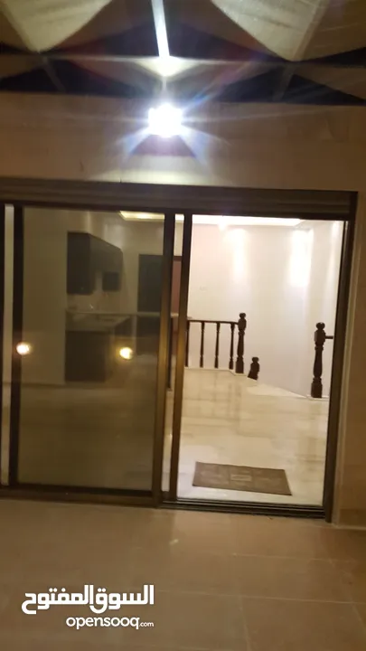 شقه مع روف مميزه للبيع