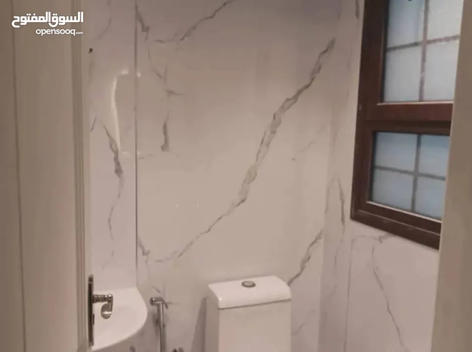 #رول  بديل الرخام الطول 2.80 م العرض 1.20  السماكة 3 ملم  مصنوع من الفوم واللاصق منه وفيه للجدران