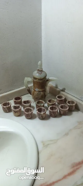 طقم دله و12فنجان من الرخام الخالص الطبيعي صناعه هنديه بالكامل لم تستخدم ابدا