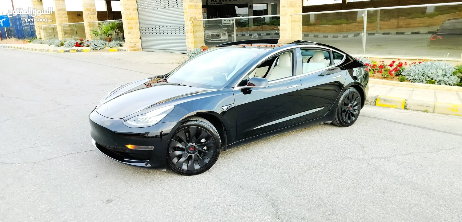 تيسلا 2020 model 3 فحص كامل اوتوسكور +B بحالة الوكالة لون مميز غرفة بيضا ممشى قليل للبيع بسعر محرووق