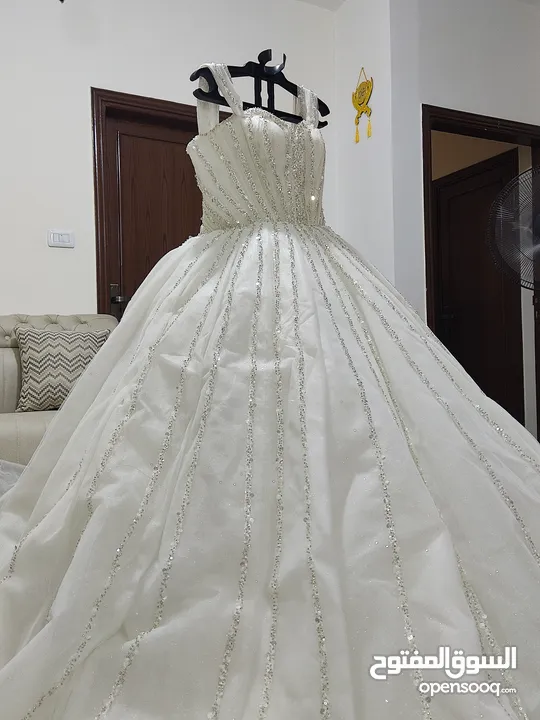 بدلة عاروس ابيض نظيف