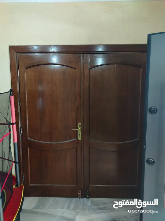 شقة أرضية للبيع في ابو نصير 240م مع مدخل مستقل وكراجين وتشطيبات فاخرة وفرش جديد بسعر مميز و اطلالة