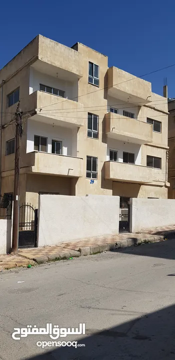 عمارة من اربع طوابق العمارة فارغة
