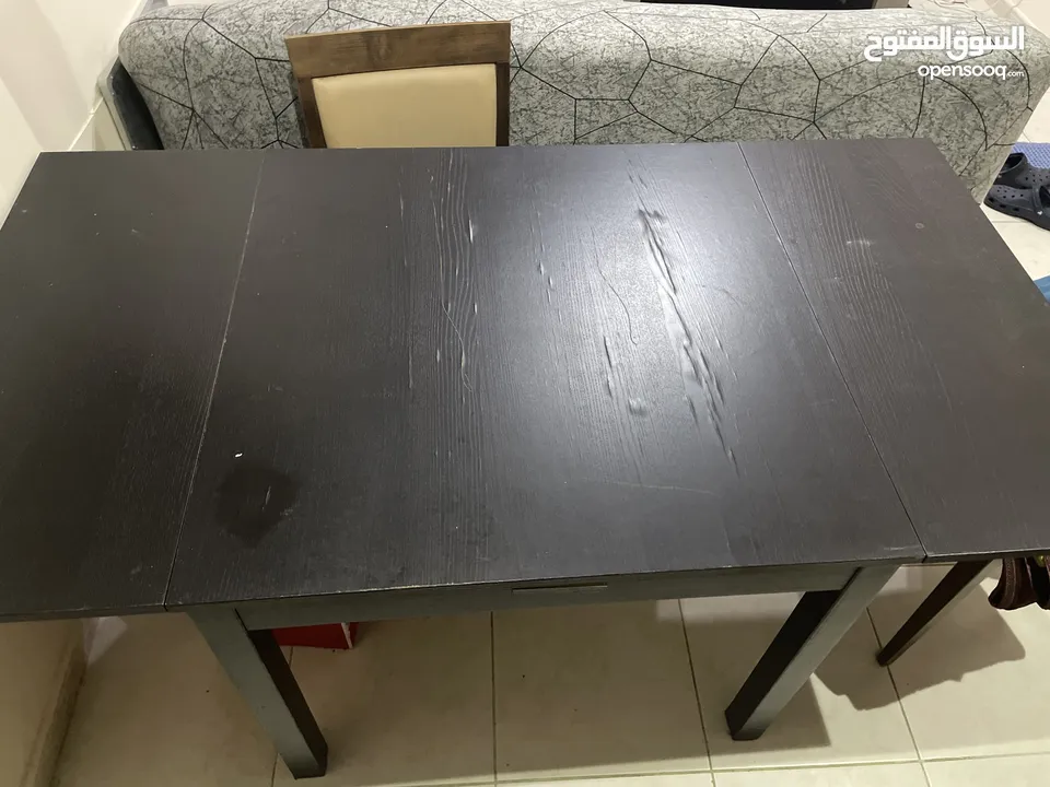 Table that can extend from 4 to 6 guests