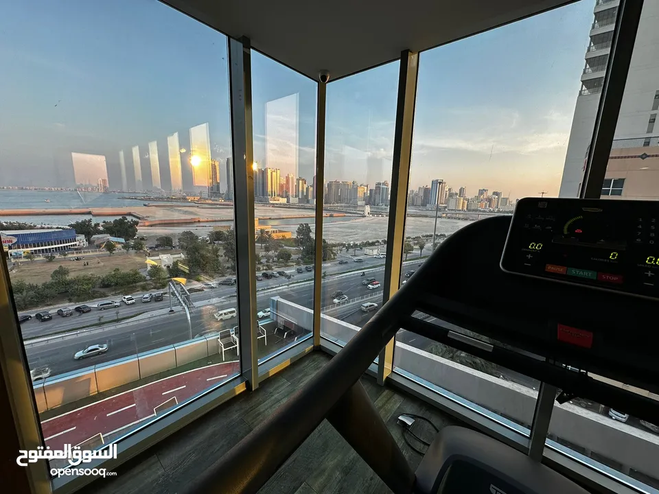 للايجار شقه راقيه مفروشه مع الكهرباء والانترنت فتح إلكتروني برج جديد  في الحوره وتشمل جميع الخدمات