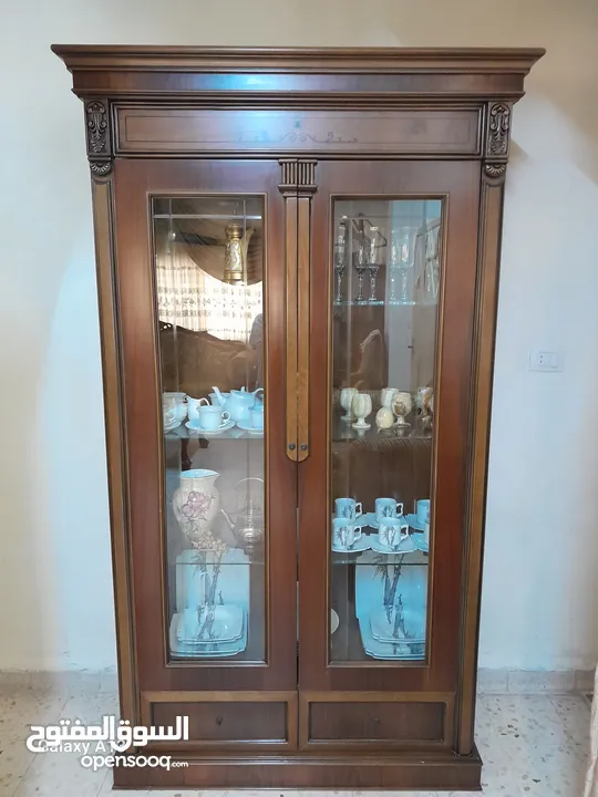 طقم سفرة / طقم كنب ضيوف/ كيزر ماء( سخان ) / مكيف 2 طن/ مفرش تخت وبرداية طقم/ قلاية كهربائية / طاولات