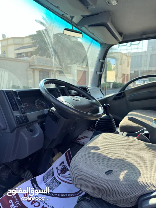 Izuzu NPR Box Cargo Truck (covered Body) 6 wheels Year-2016.Single owner used Cargo Truck