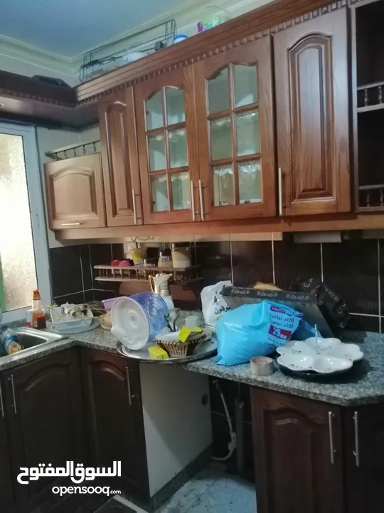 شقة للبيع في ماركا الجنوبية نادي السباق شيك المطار 3 غرف ومطبخ خشب بلوط وصالون و2 حمام وحماية راكبه