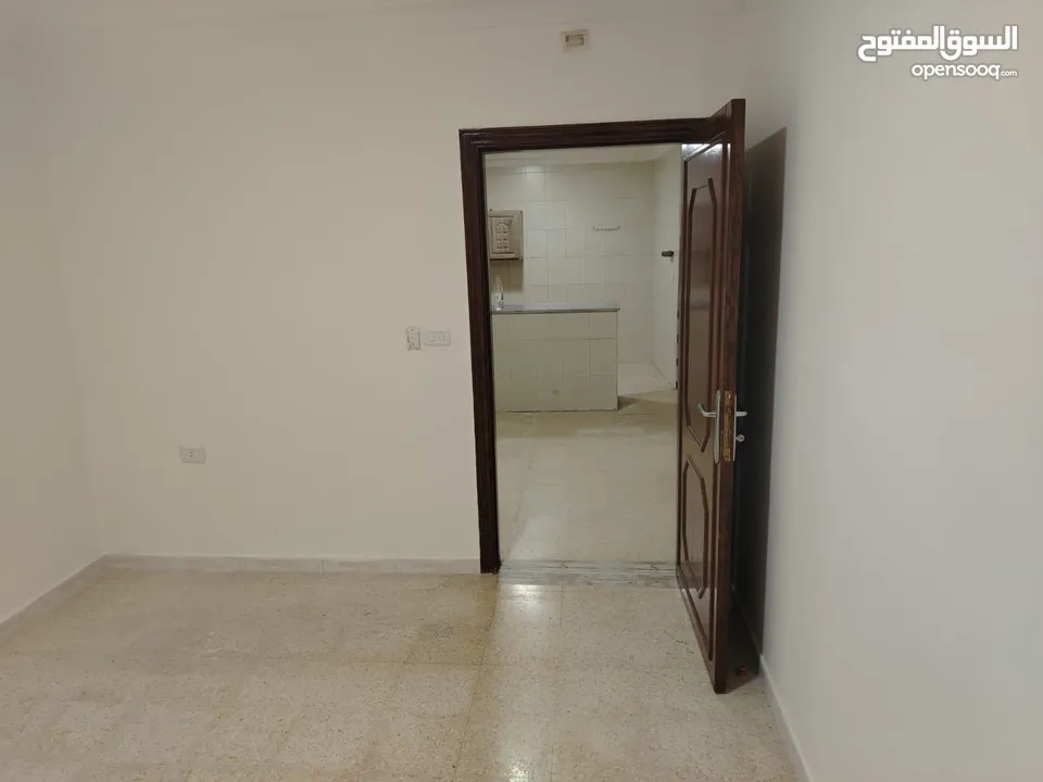 شقة فارغه للايجار 3 غرف 2 حمام و  صالون مقابل الجامعة التطبيقه شفا بدران  اطلاله رائعه حي ام زويتنه