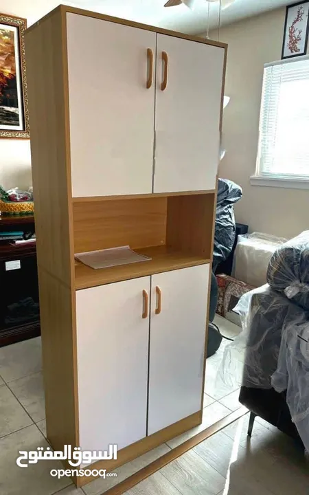 خزانة مطبخ خشب بـ 4 أبواب + رف وسطي بتصميم عملي وعصري مصنوعة من خشب متين، مزيج اللون الخشبي الطبيعي