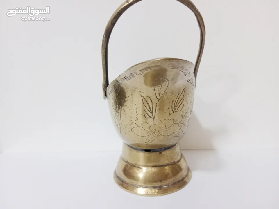 وعاء تقليدي مصنوع يدويا يستخدم لحمل الفحم أو الحطب مزخرف برسومات أنتيك قديم جدا لون ذهبي
