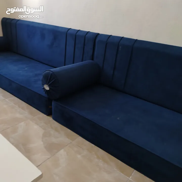 مجلس عربي مع السجادة،6 فرشات و6مساند و6مراكي، مستعمل شبه جديد استعمال عرسان