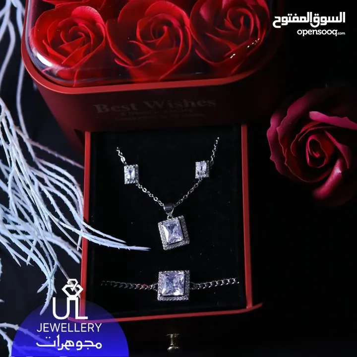 طقم PANDORA بنبونه المميز