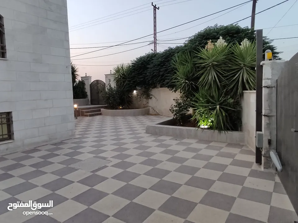 منزل مستقل ومطل للبيع واجهات حجر ومنطقة هادئة جداً وقريب من جميع الخدمات