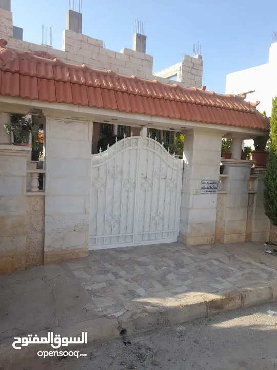 منزل (شبه فيلا) للبيع اربد (حوارة)