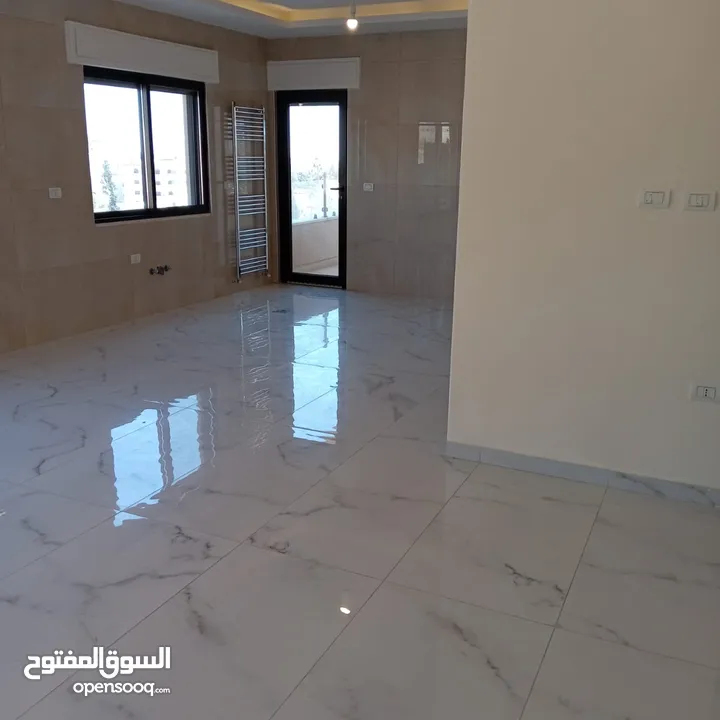 طريق المطار لم تسكن سوبر ديلوكس شقه فارغه للايجار + 240 متر 5 غرف نوم ـ 2 ماستر