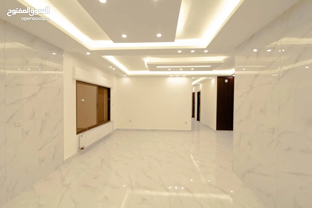 شقة للبيع طابق اول مساحة 215متر في المدينة الرياضية ضاحية الرشيد خلف مختار مول بلقرب من مجمع الروضة.