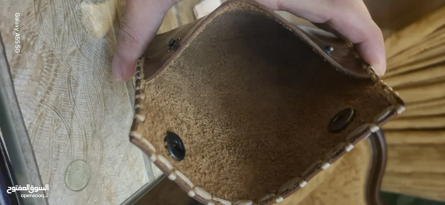 محفظة ايطالي صنع يدوي HandMade جلد طبيعي صافي اصلي من الداخل والخارج (جديدة)  حجمها ممتاز مناسب لاي