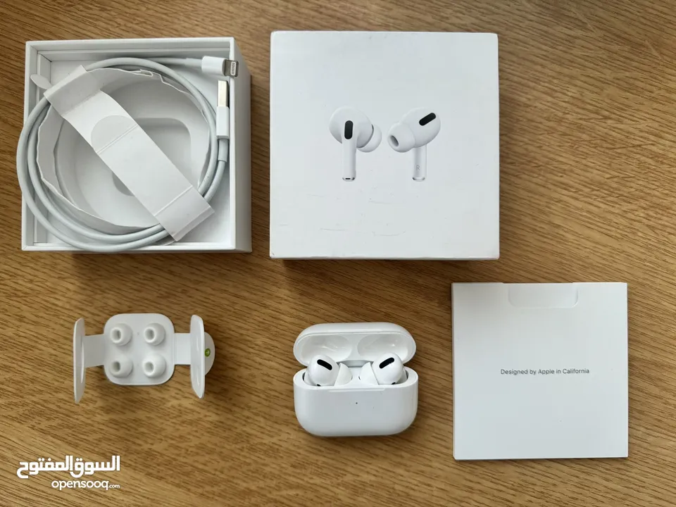 Apple AirPods Pro with Wireless Charging Case and Original EarTips ( only right earbud is working )