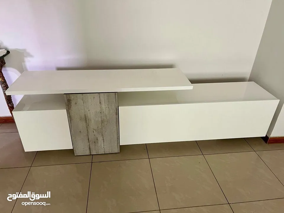 طاولة تلفزيون للبيع بحالة الجديدة من ميداس مميزة مع وحدات تخزين