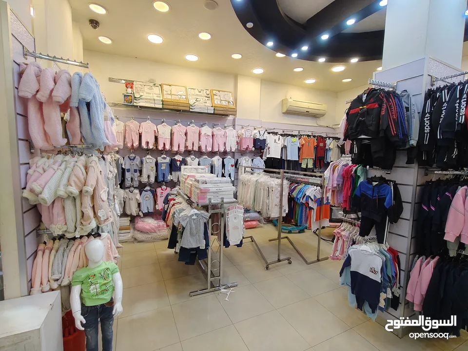 محل ألبسة أطفال وستاتي للبيع