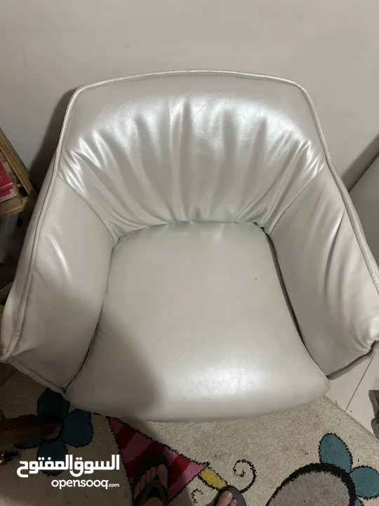 كرسي جلد فخم ارجل حديد