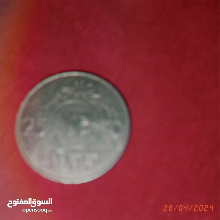 قطع نقدية قديمة تونسية وغير تونسية وساعة جيب ألمانية و مغارف سبولة ومفتاح قديم
