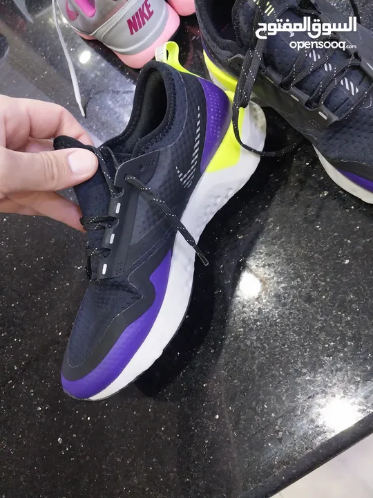 حذاء مشي او جري لمسافات كبيره نايك اصلي NIKE جدبد غير مستعمل مقاس 37.5  مقاوم للماء قابل لتنفس