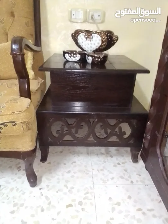 طقم طاولات ثلاث قطع بحاله جيده الطاوله الكبيره بحاجه لغراء وتثبيت كما واضح بالصوره