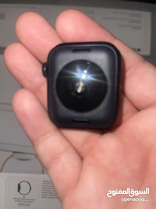 ساعة ابل SE 40mm بس ما معها شاحن بس وكالة من الشركة و مش مفتوحة و عليها لزقة شاشة