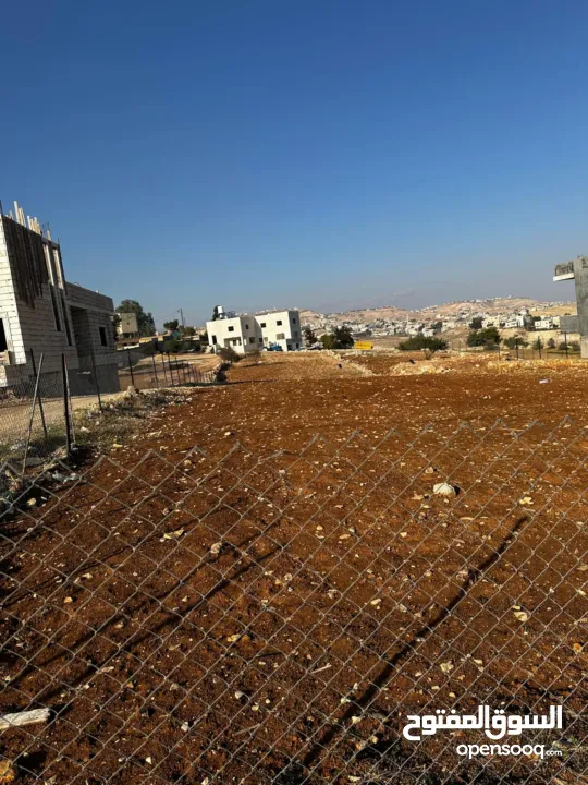 قطعة أرض مستوية مميزة قُرب بيت ساحور و تبعد 7 دقائق عن مزموريا قُرابة الدونمين ( 1940 م2 ) منطقة أ