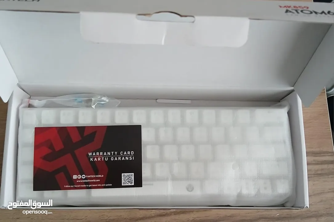 fantech atom 63 very clean and only been used for 2 weeks mechanical keyboard with blue switches