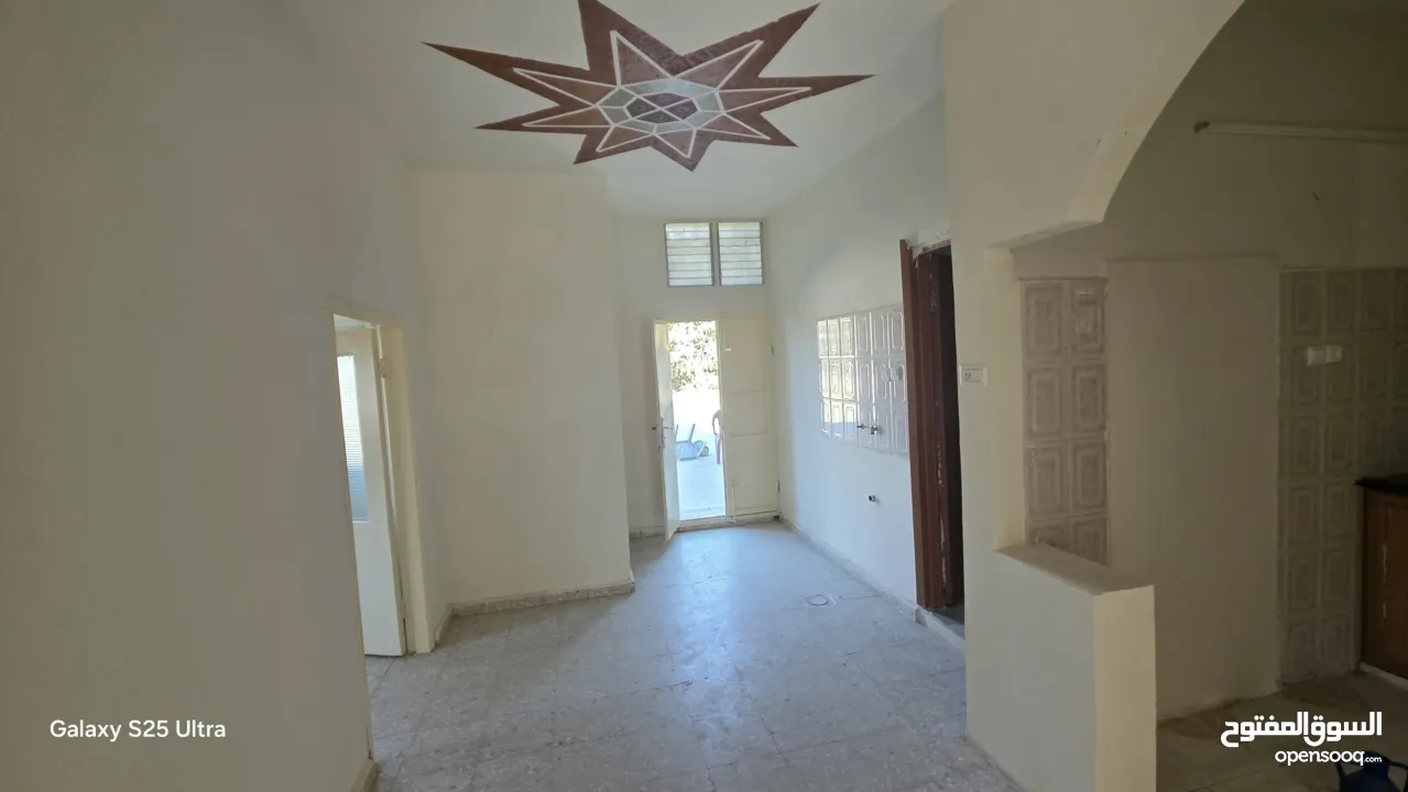 يتوفر لدينا شقة مع مخازن للبيع