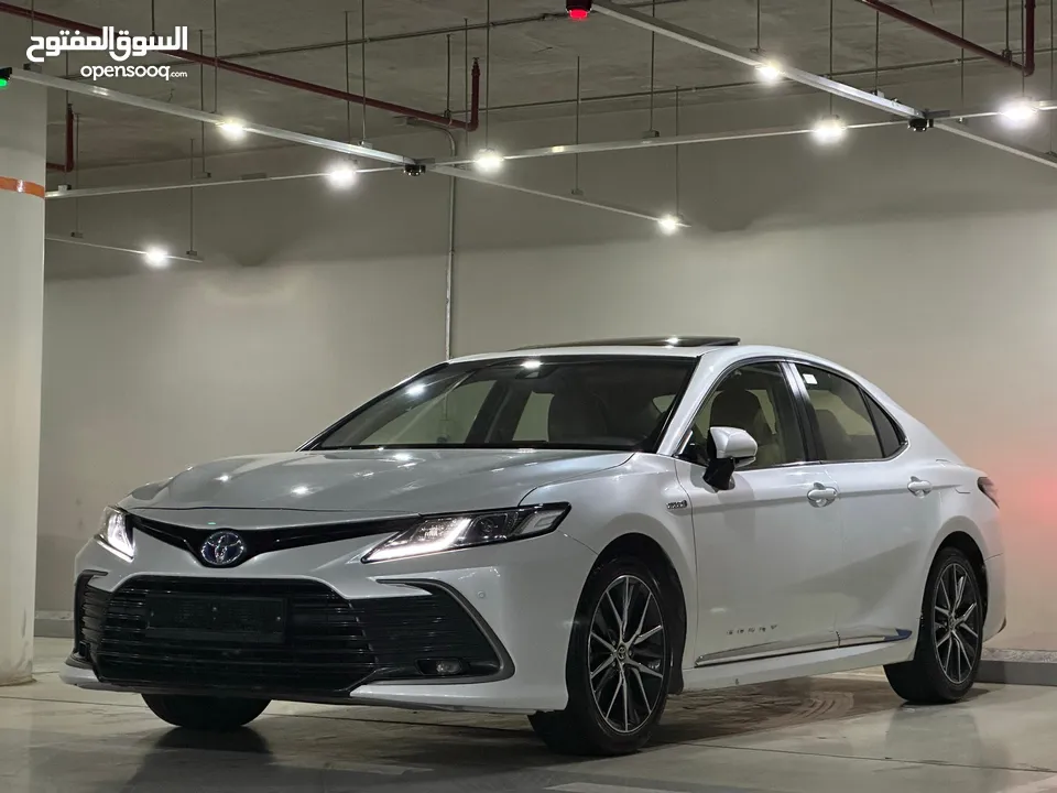Toyota Camry 2023 Gle  بحالة الوكالة