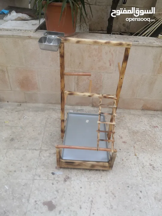 ستاندات ببغاء أحجام وأشكال مختلفة من الخشب ومن المعدن متحركه بعجلات وبدون مع صينية واكواخ كلاب